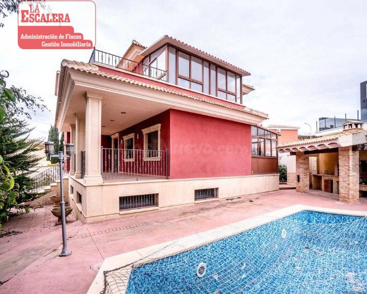 Magnifico chalet con piscina, barbacoa...