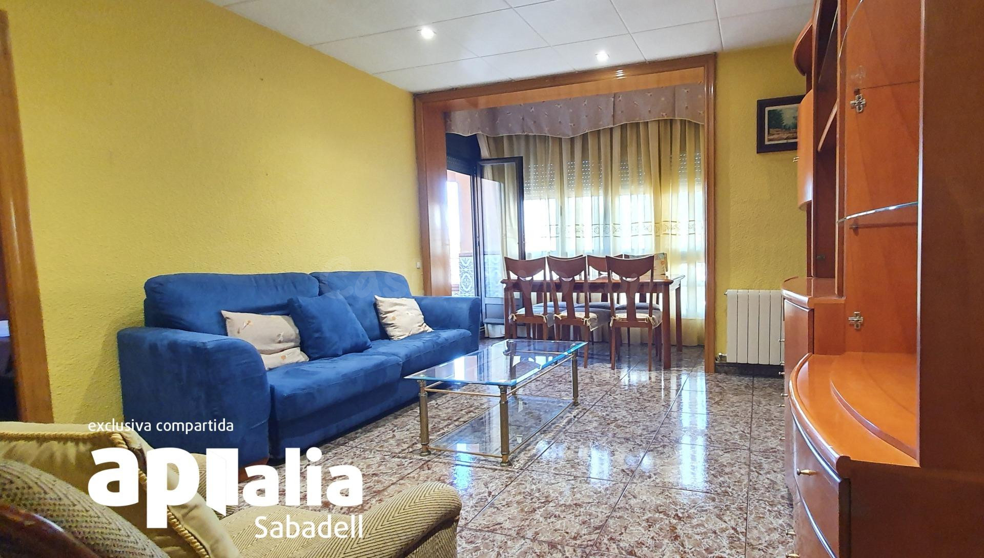 PISO DE 4 habitaciones CON ASCENSOR Y BALCON EN LA CREU DE BARBERÀ !!!