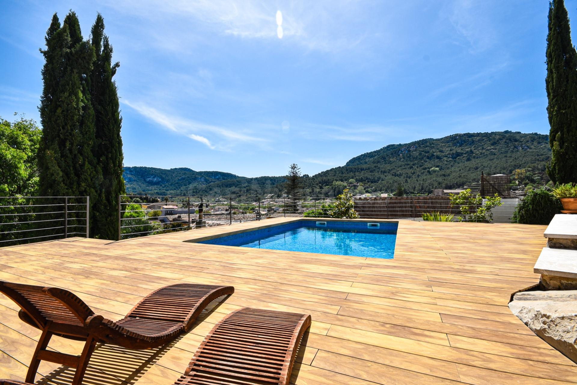 Encantadora casa de pueblo con terreno y piscina además de unas magníficas vistas a las montañas y al pintoresco  pueblo de Esporles en plena Serra de Tramuntana