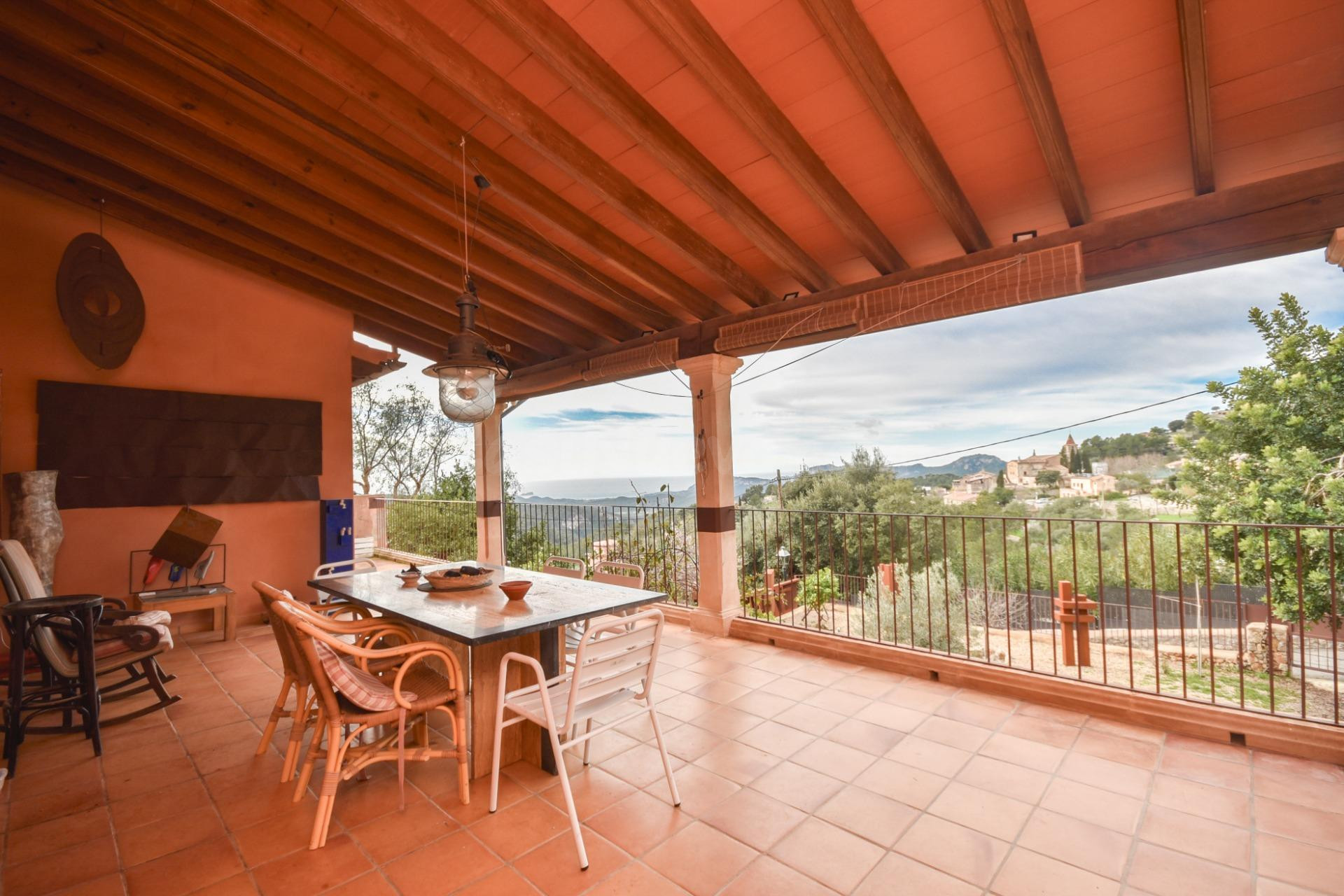 Encantadora casa de pueblo con terreno y excelentes vistas