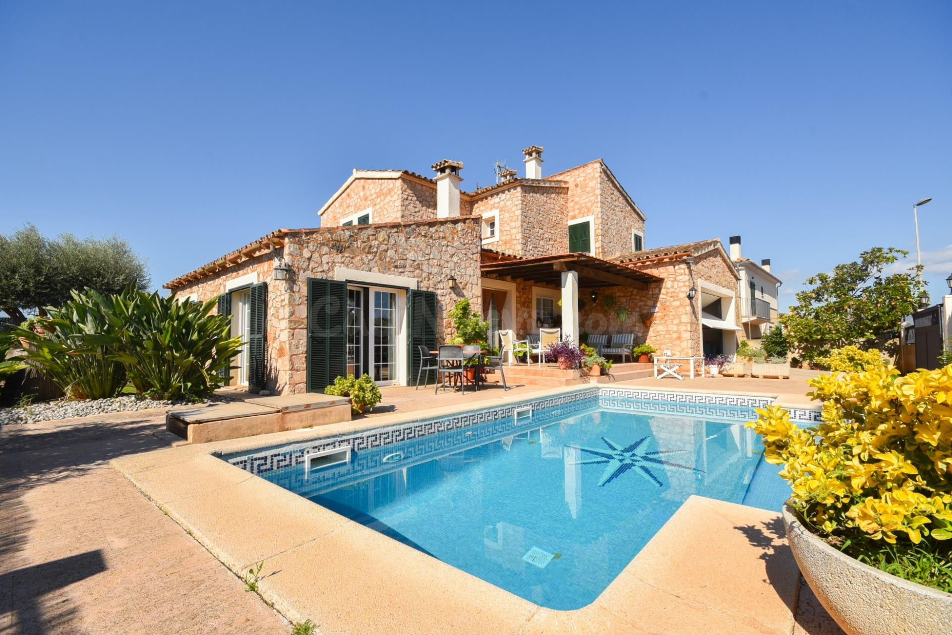 Chalet en Portol con piscina , jardín privado y amplia zona de garaje cubierto para dos coches .