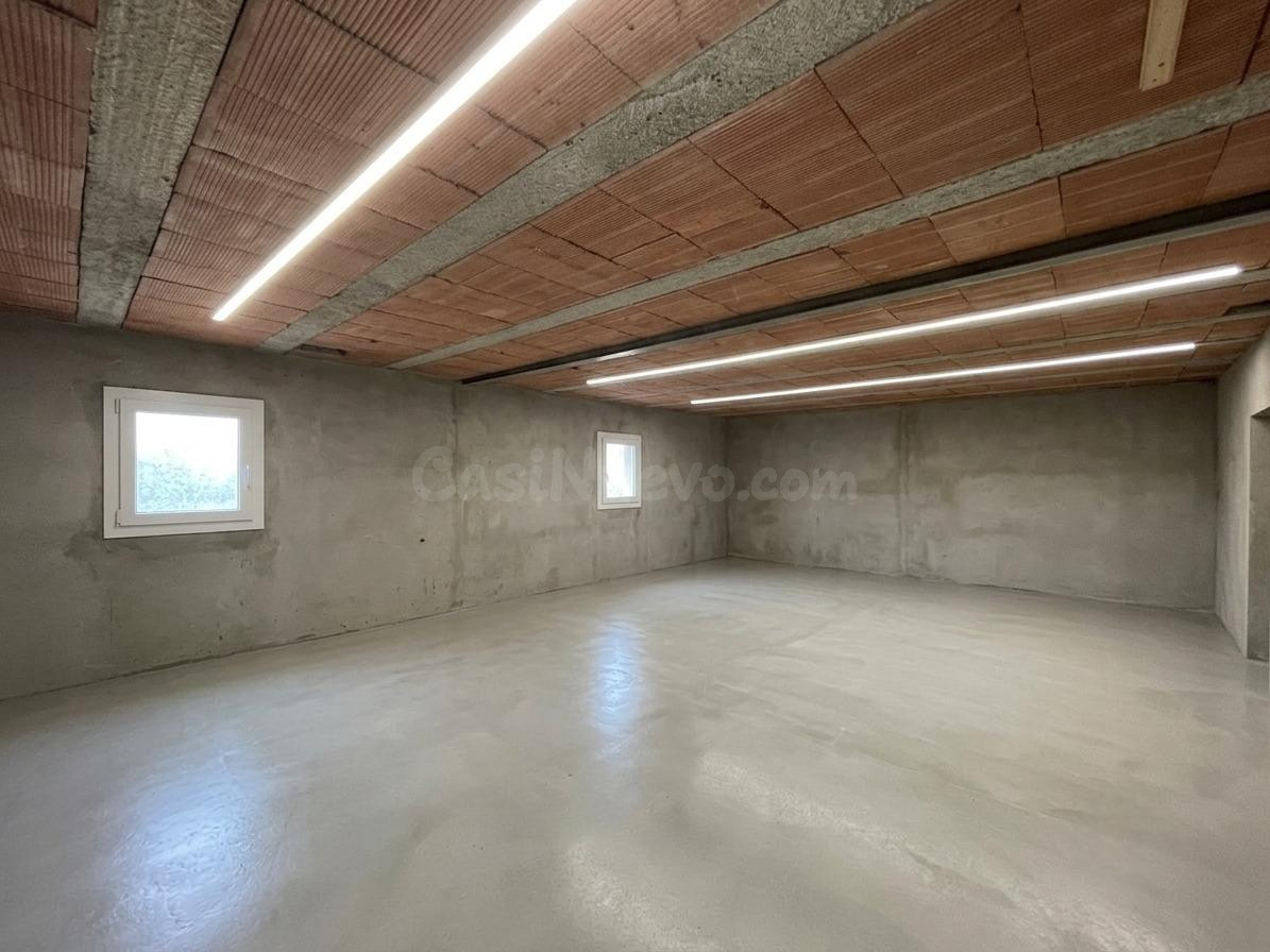 AMPLIO LOCAL COMERCIAL CON ALTILLO Y SÓTANO EN LA CREU DE BARBERÀ