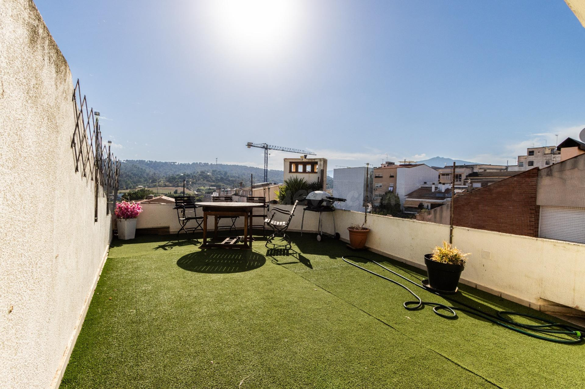 CASA ADOSADA CON GARAGE Y TERRAZA EN EL CENTRO