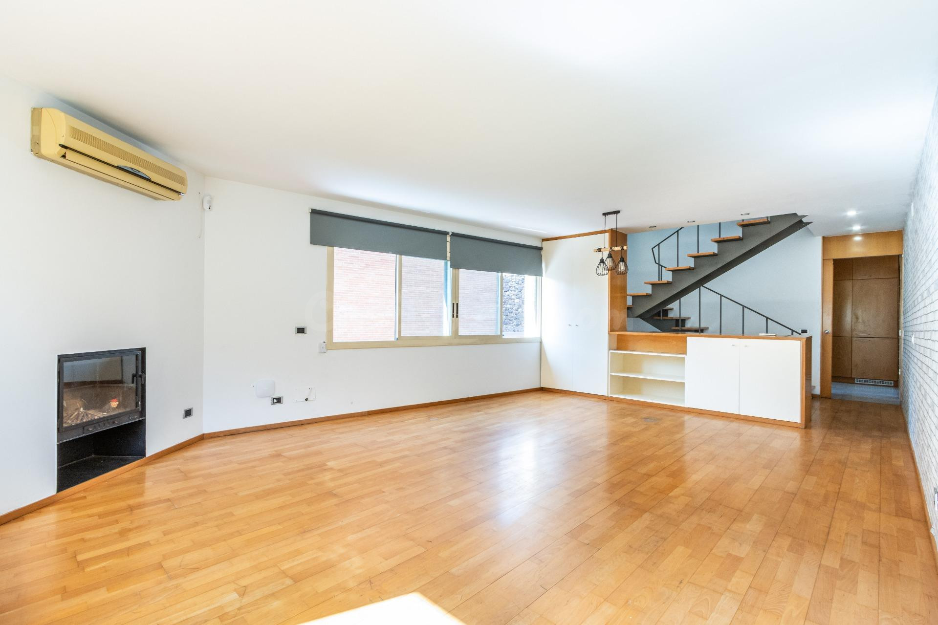 CASA ADOSADA CON GARAGE Y TERRAZA EN EL CENTRO - foto 3