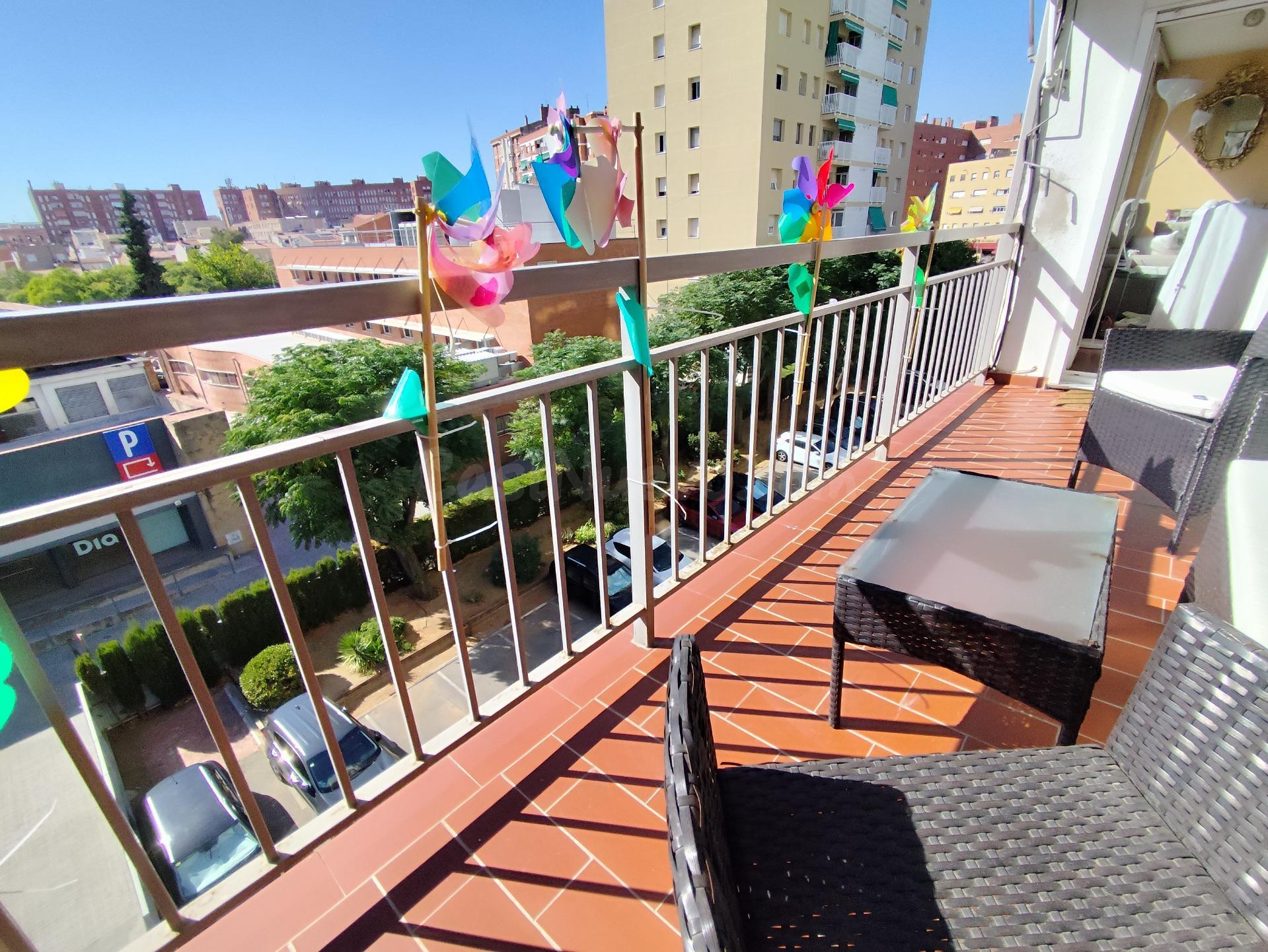 Precioso piso reformado en Creu Alta, con gran balcón y parking