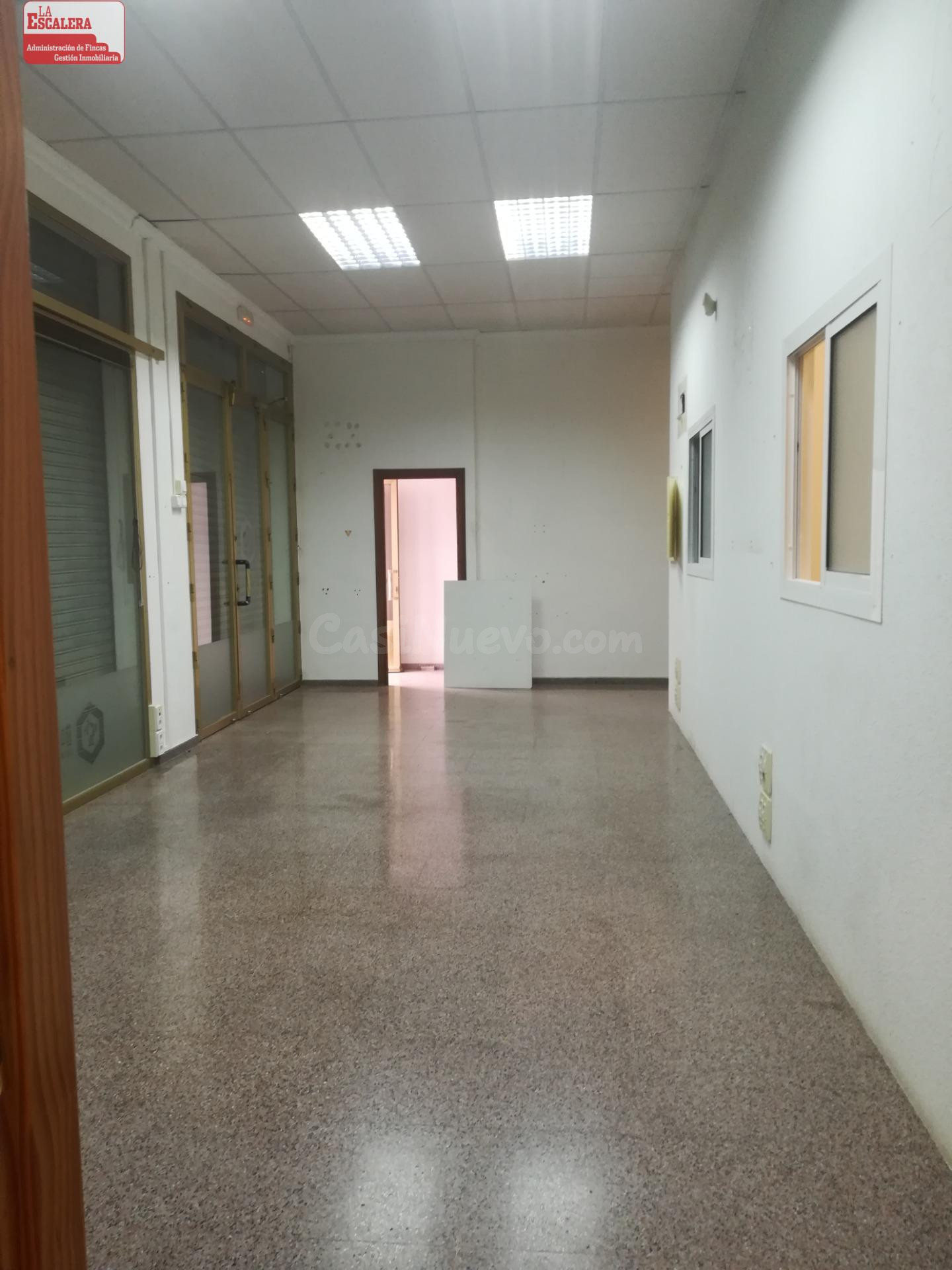 Nave industrial con mucha visibilidad, 2 PLANTAS