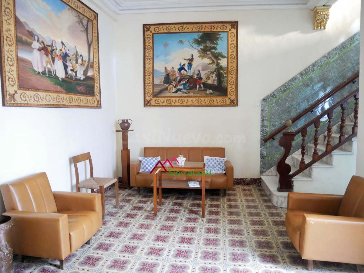 VENTA AMPLIA CASA CÉNTRICA + GARAJE+ PATIO + TERRAZA