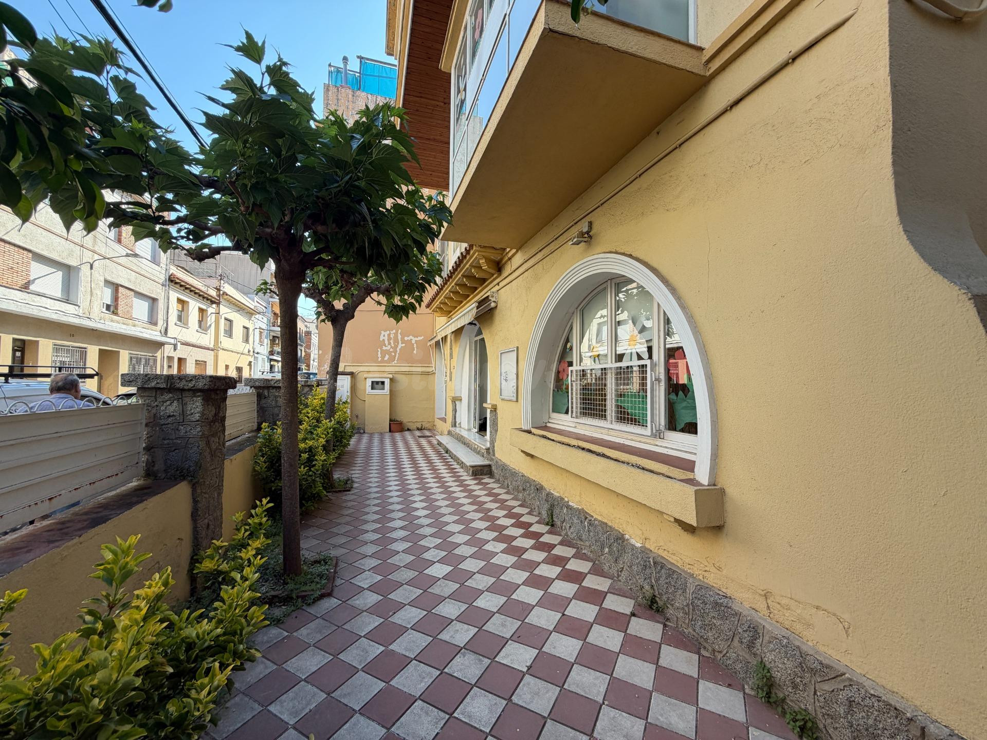 OPORTUNIDAD ÚNICA EN PREMIÀ DE MAR — Edificio con múltiples posibilidades de uso