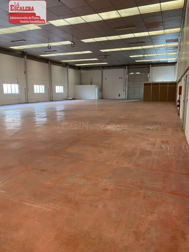 Nave diáfana de 700 m2 en una planta en polígono industrial de Onil.