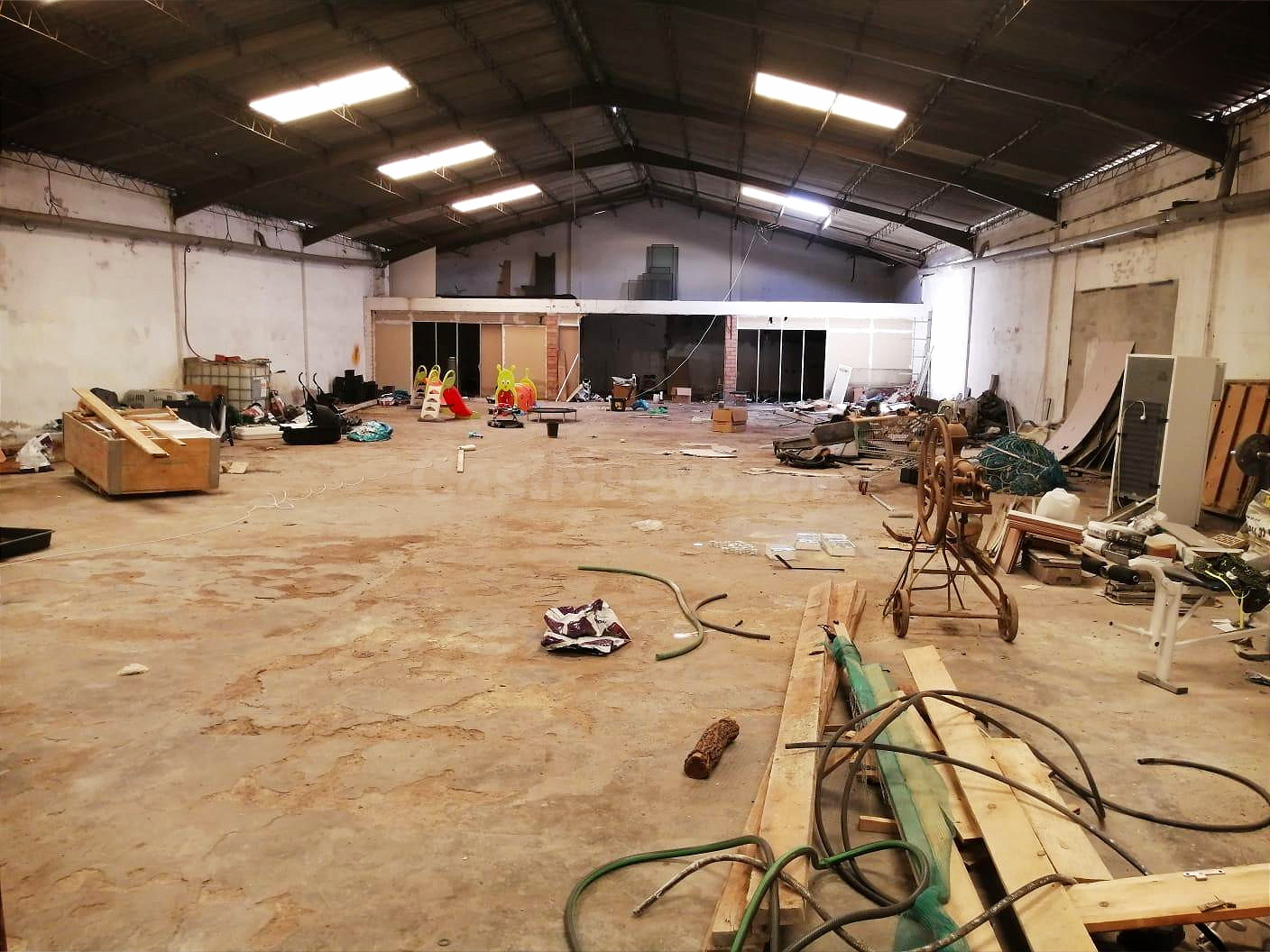 Nave industrial en venta en pleno centro de Les Roquetas de Sant Pere de Ribes