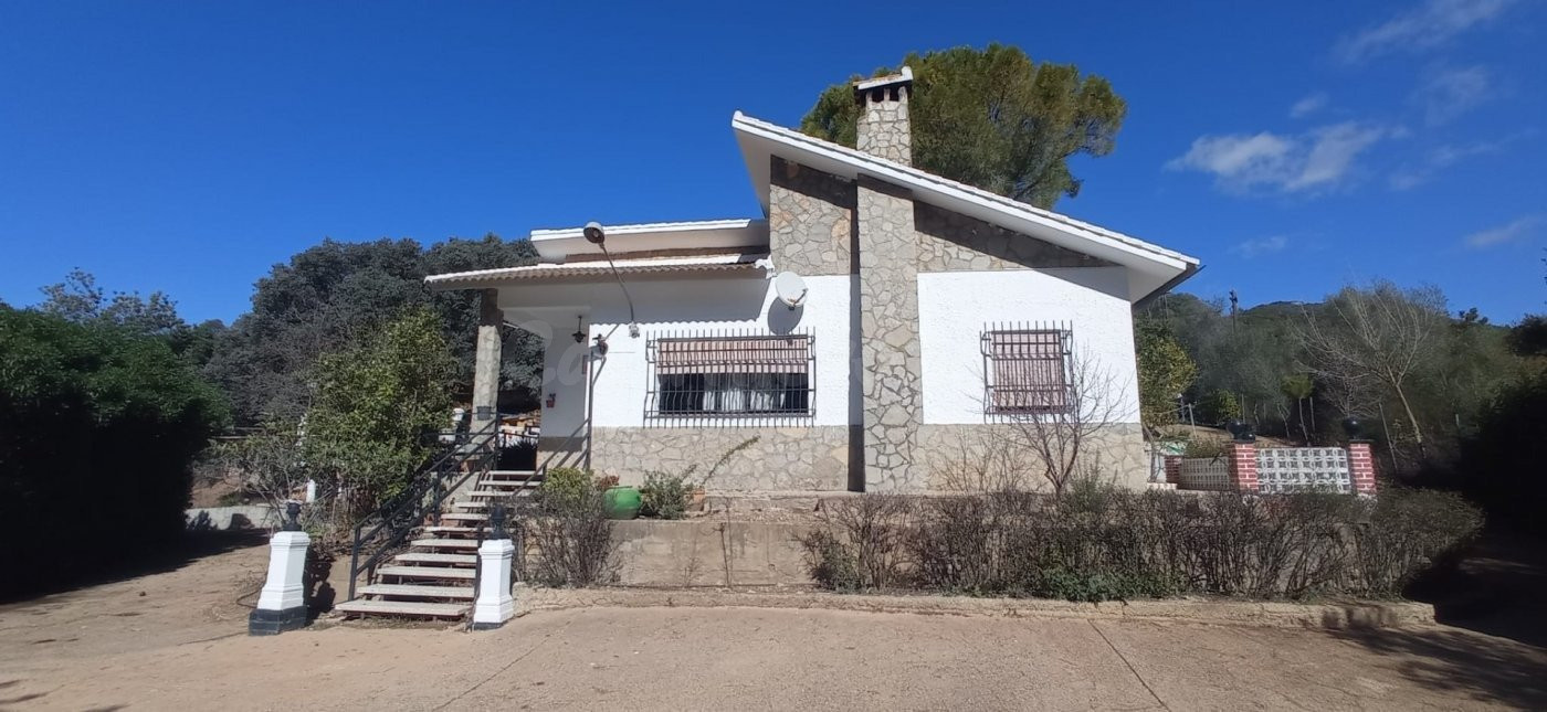 VENTA PARCELA CON CASA Y PISCINA