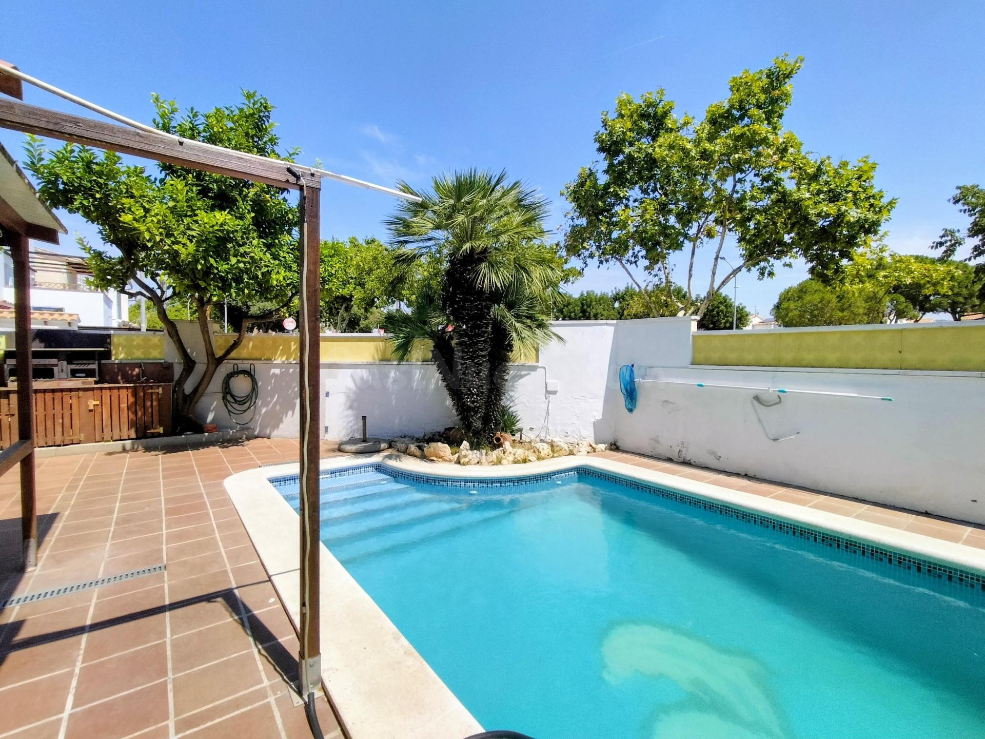 Casa esquinera en venta en pleno centro de Sant Pere de Ribes