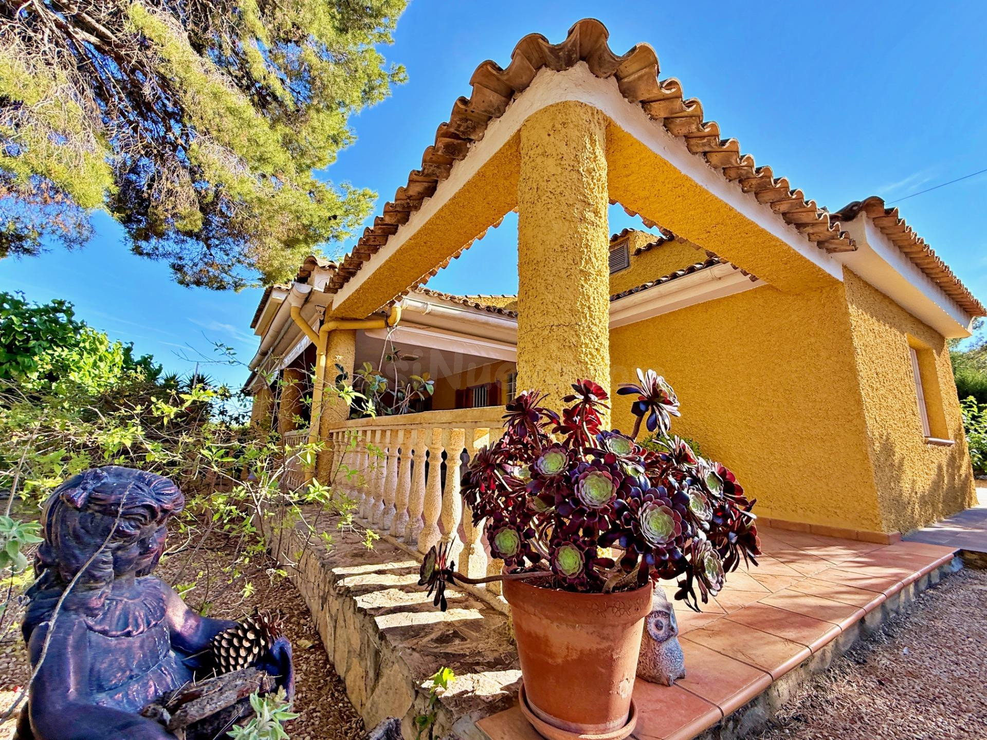 Tu refugio junto a la Sierra Calderona: 5 habitaciones, gran parcela y vida al aire libre en Olocau.