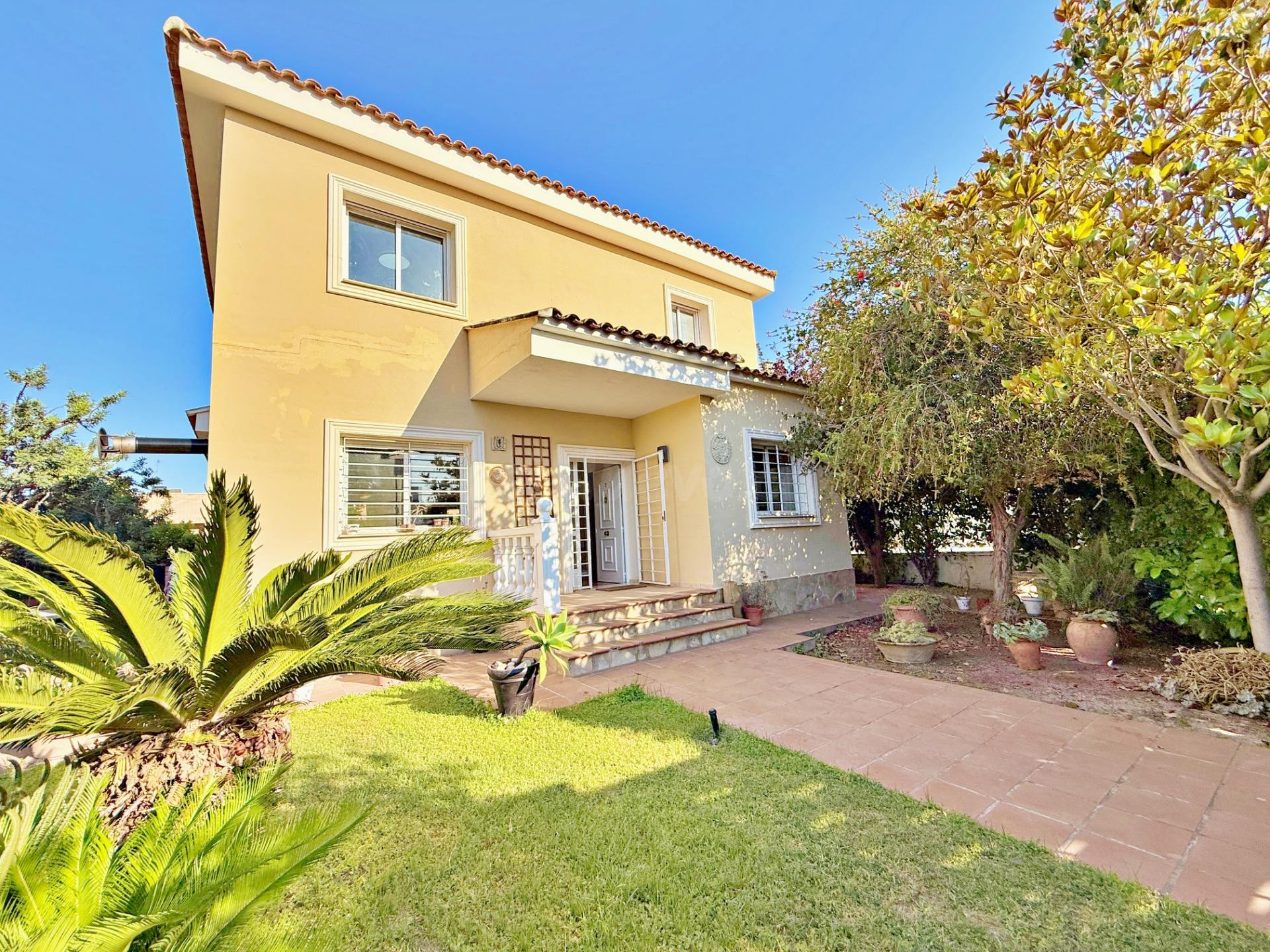 Chalet independiente con piscina en venta en Llíria | 4 habitaciones, 3 baños, jardín y máxima calidad de vida