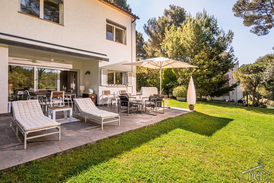 ALQUILER TURÍSTICO - Fantástica casa esquinera con piscina comunitaria en Tamariu