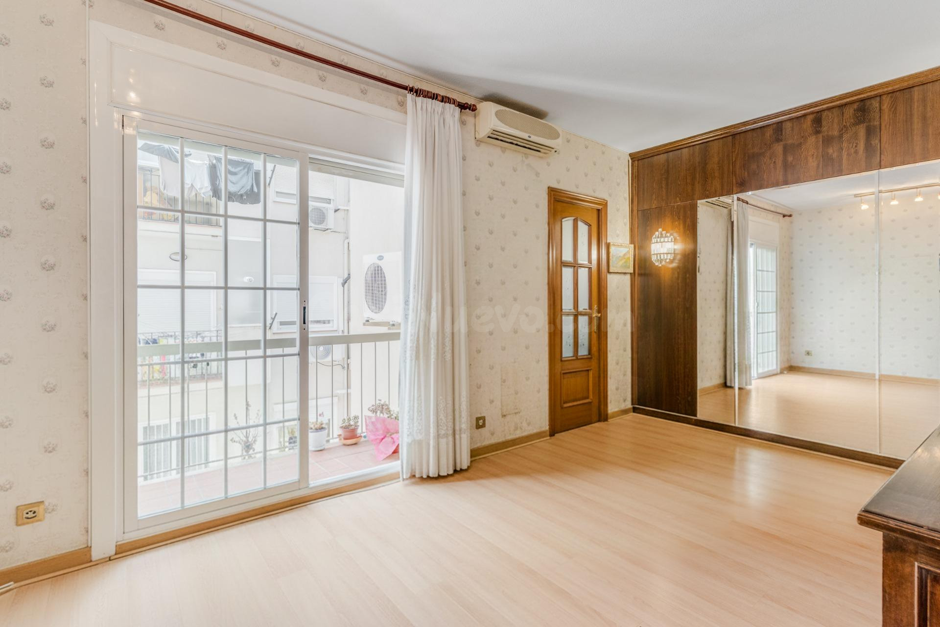 Piso en Venta en la Vila de Gracia soleado y con ascensor