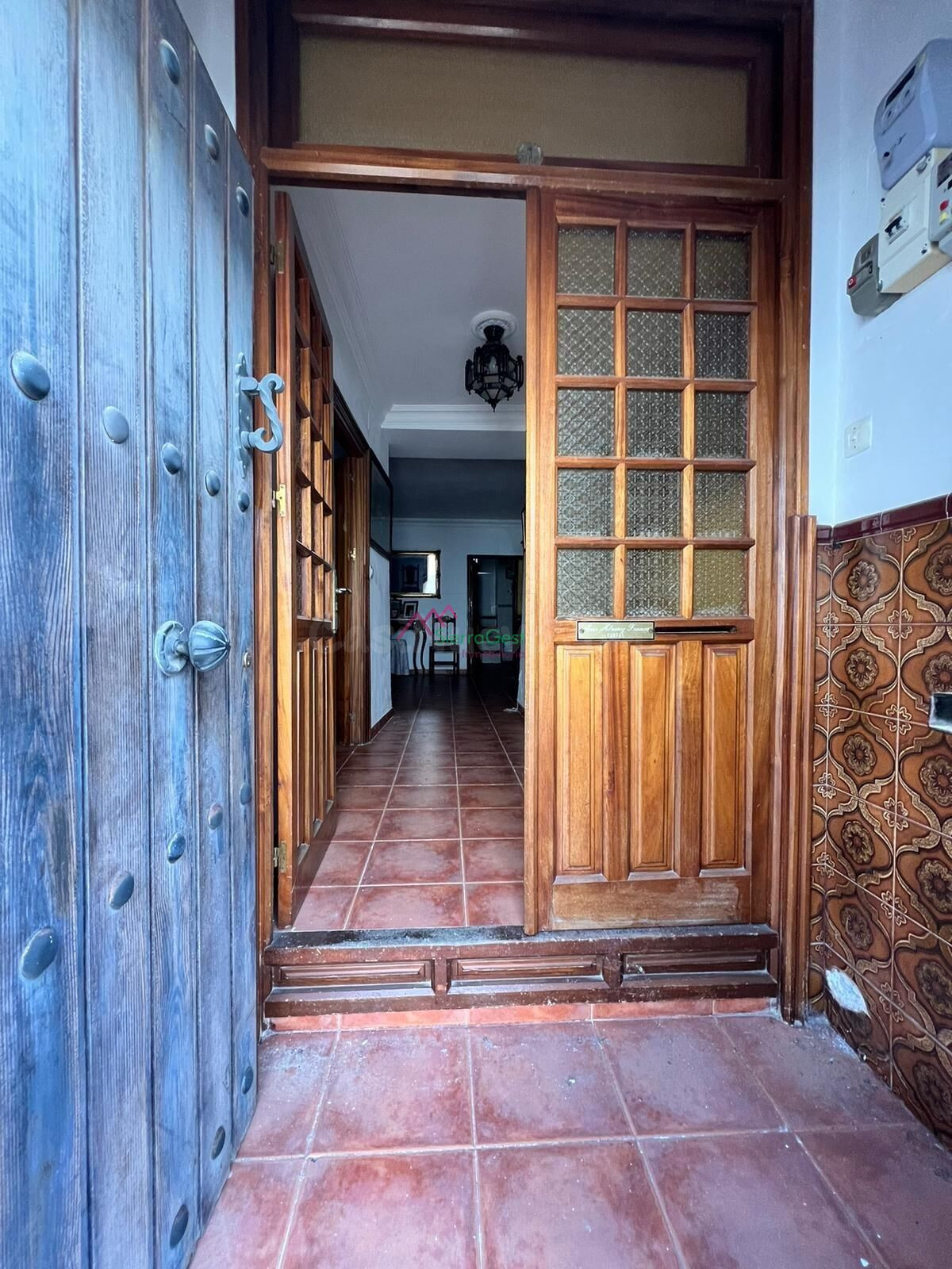 CASA EN VENTA CON TERRAZA Y PATIO EN BENAOCAZ