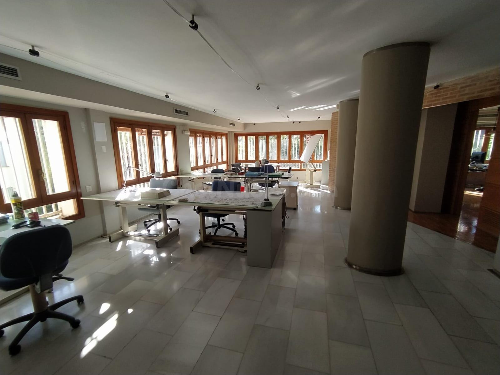 ENTRESUELO 210 m2 CONVERTIDO EN ELEGANTE OFICINA COMERCIAL  EN EL CENTRO DE ELCHE !