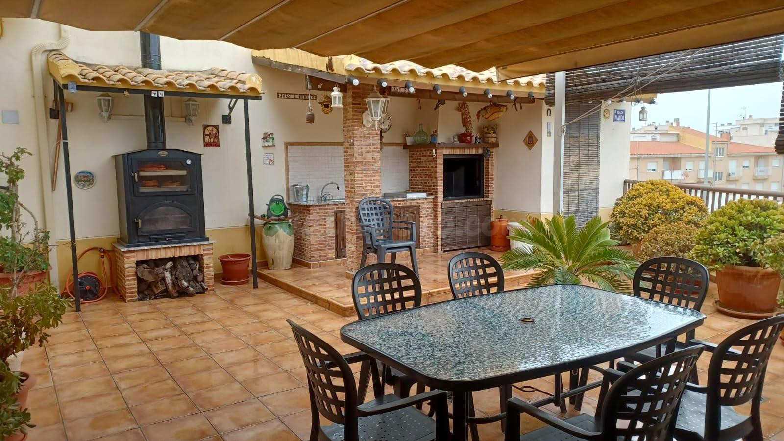 SE ALQUILA ESPECTACULAR CASA EN PETRER CON TERRAZA, PATIO CENTRAL