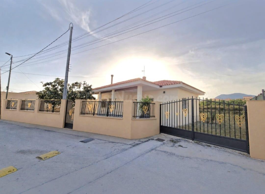 CHALET CON TERRENO URBANO INDEPENDIENTE EN ZONA DE PUEBLO EN