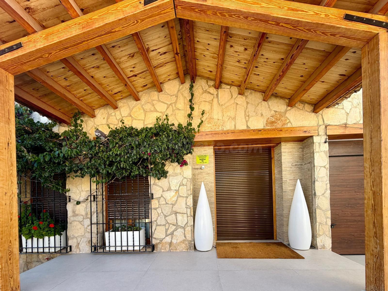 VILLA MEDITERRÁNEA DE DISEÑO Y ALTA EFICIENCIA EN SOLLANA