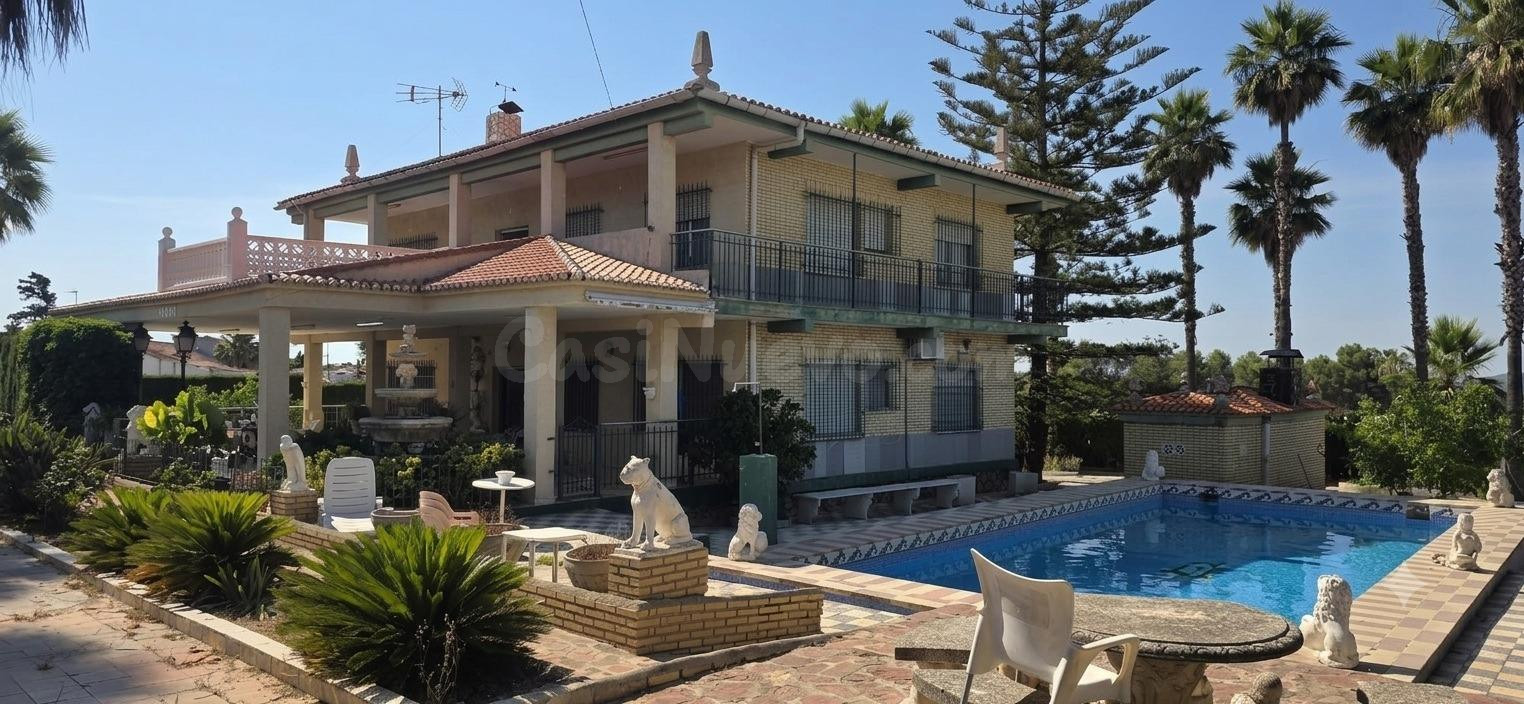 Chalet independiente con dos viviendas, piscina y gran parcela en Monserrat