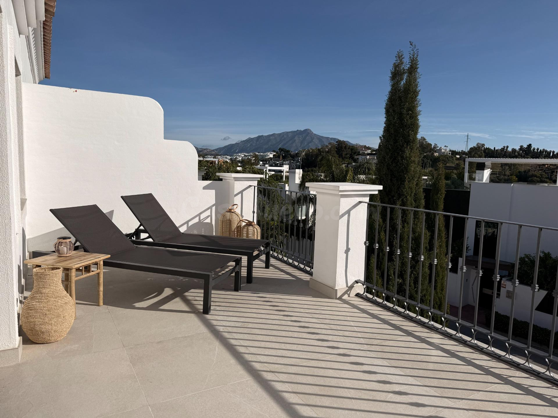 Casa adosada exquisitamente reformada en Montevideo Hills: donde el diseño contemporáneo se fusiona con el estilo de vida mediterráneo
