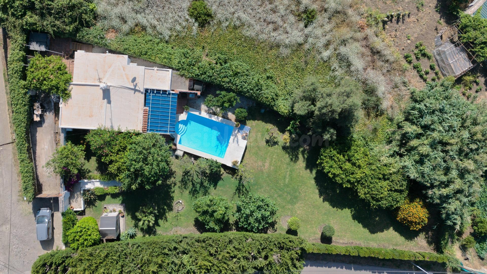 Finca privada con piscina y parcela de 981 m2, a poca distancia a pie de Estepona y la playa