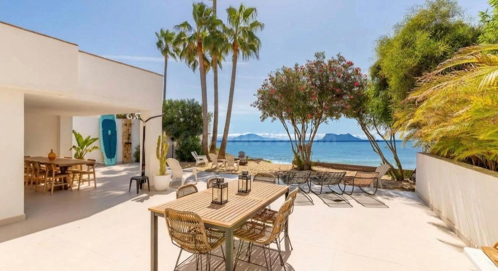 Excepcional villa en primera línea de playa con acceso directo al mar en Estepona