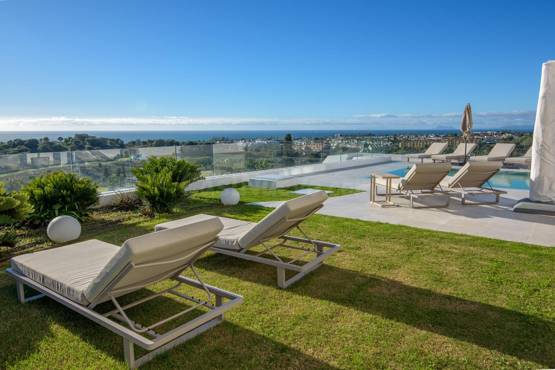 Villa Paraíso — Villa Contemporánea de Lujo con Vistas Panorámicas al Mar, Golf y Montaña