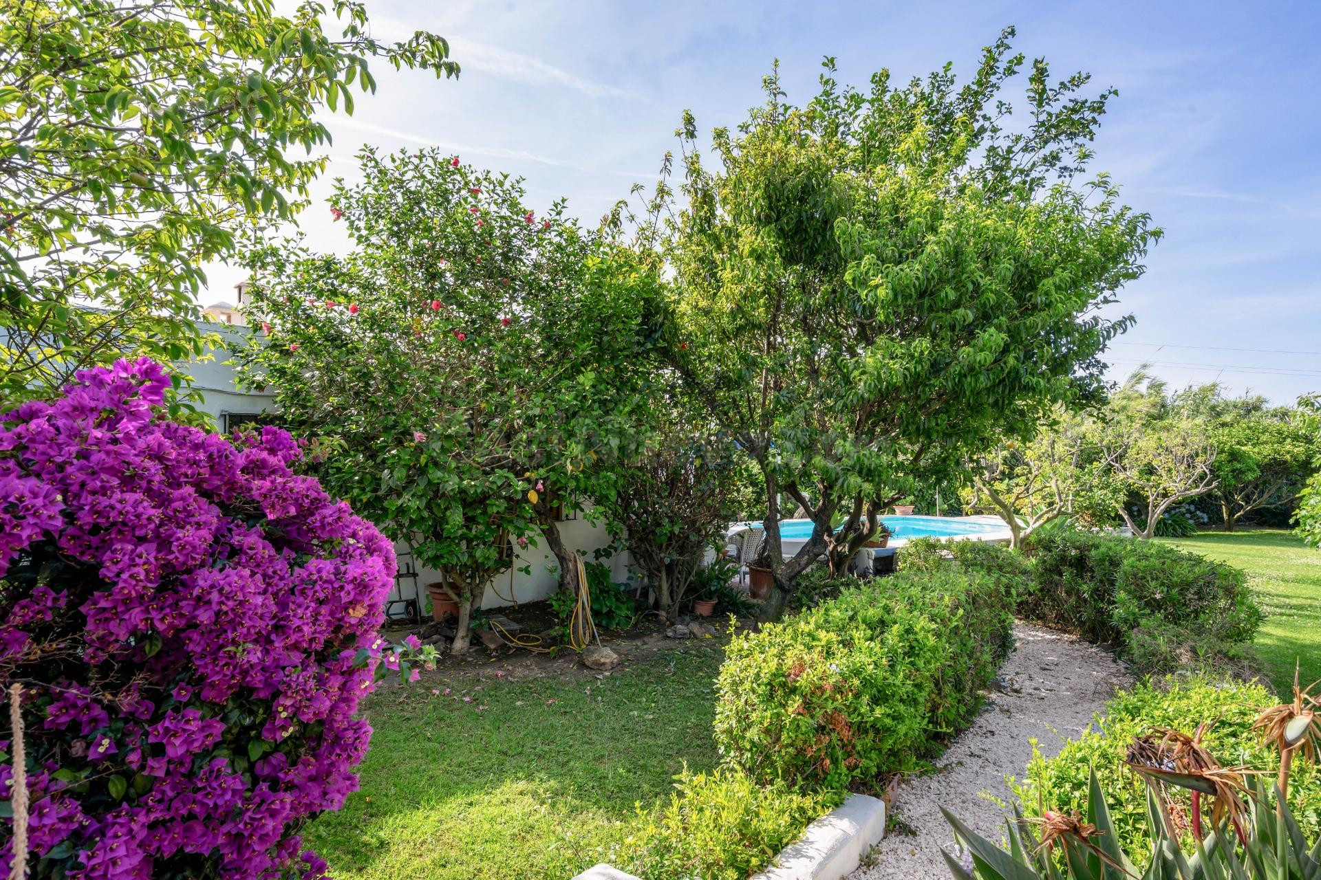 Finca privada con piscina y parcela de 981 m2, a poca distancia a pie de Estepona y la playa