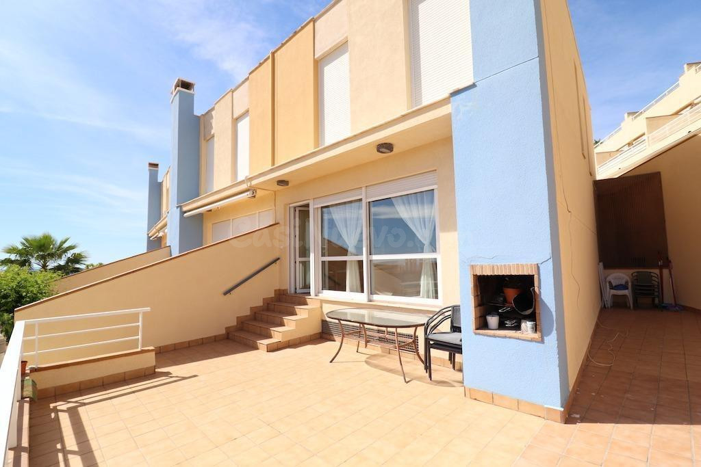 ADOSADO CON VISTAS AL MAR EN ORIHUELA COSTA! 3 DORM. 3 BAÑOS. 180 M2 DE CASA Y 150 M2 DE PARCELA. GARAJE+PISCINA. PLAYA A 200 METROS.