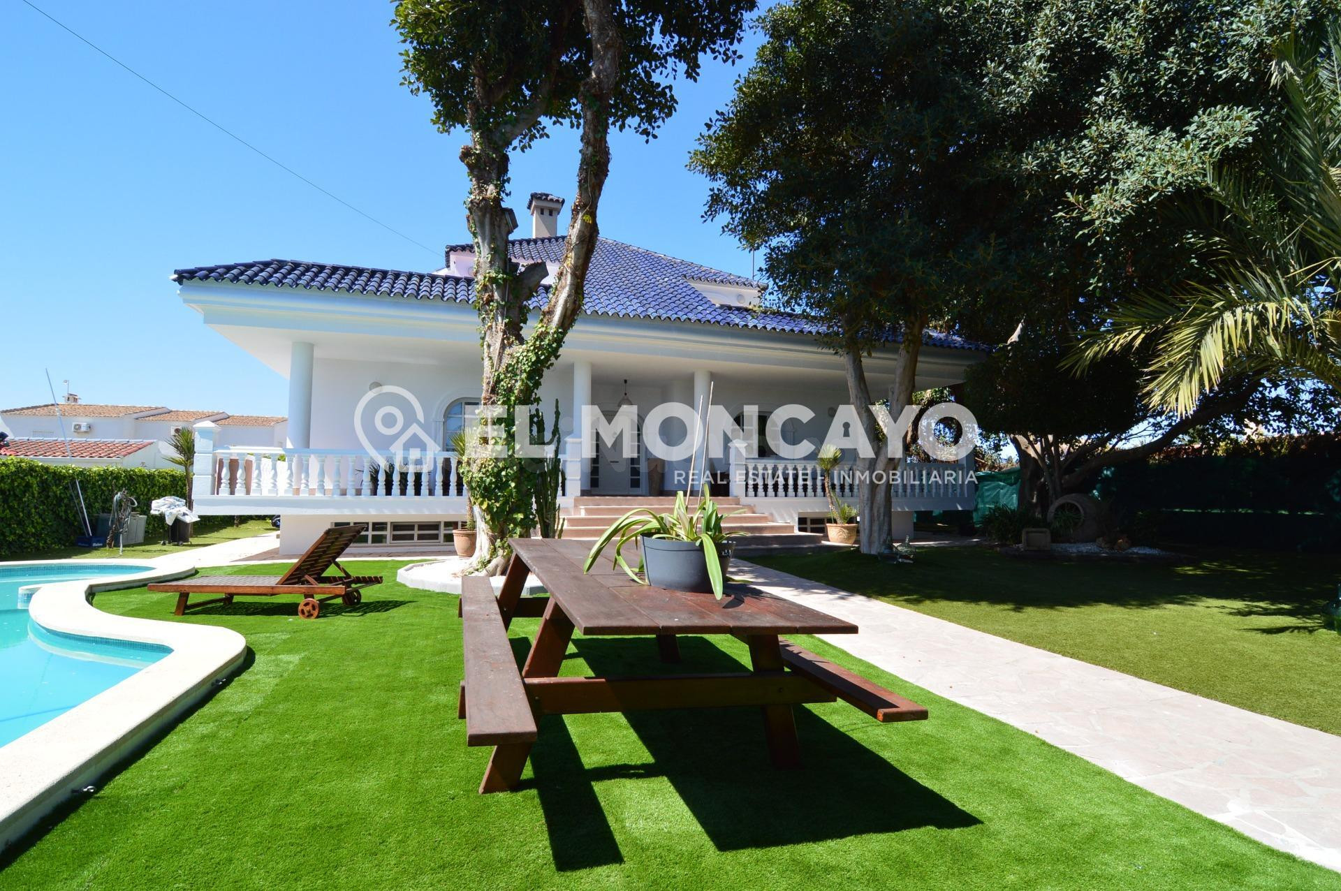 Maravilloso chalet independiente con amplio jardín y piscina privada en la exclusiva urbanización de La siesta, junto a Torrevieja.