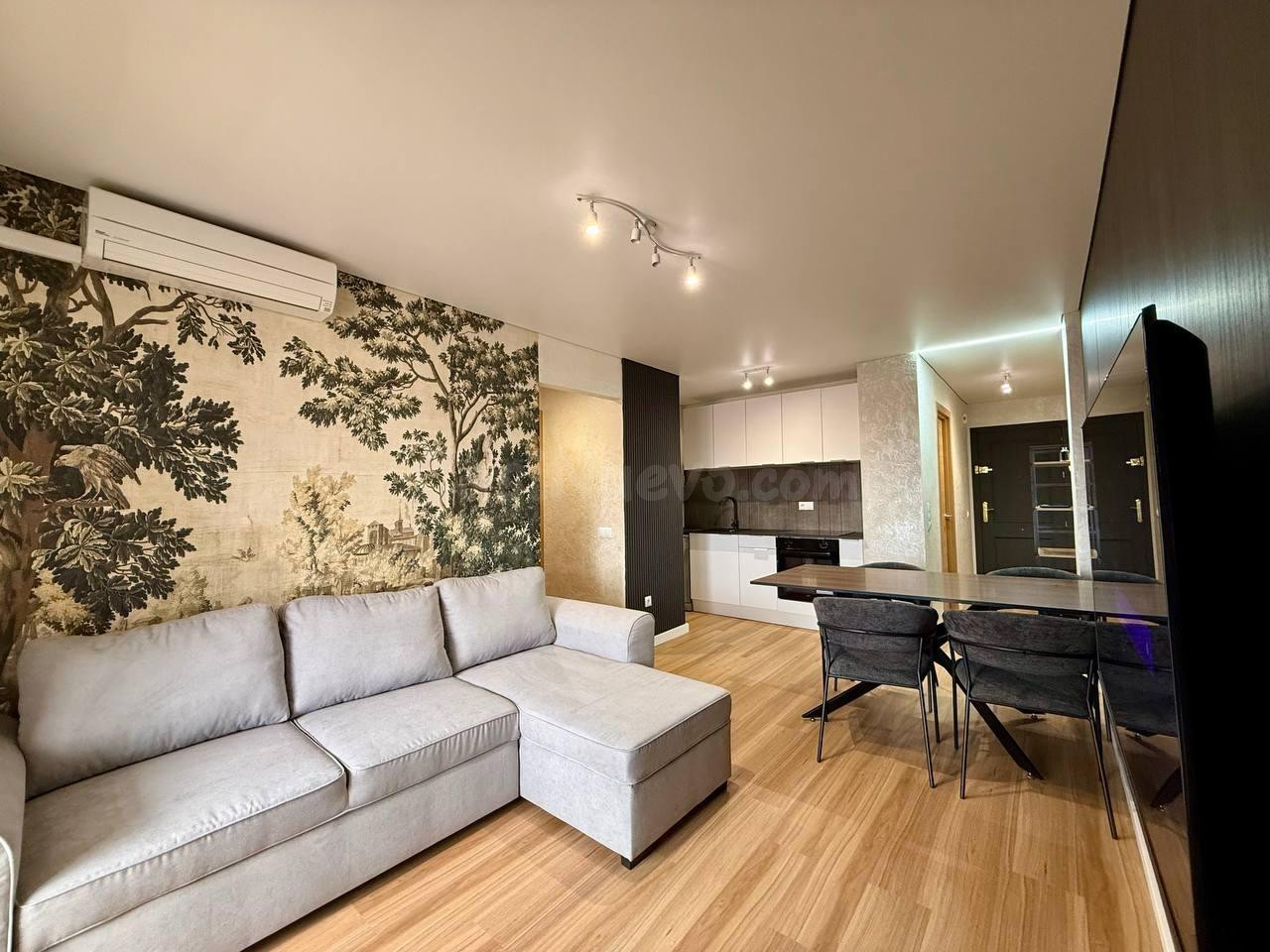 Exclusivo  Apartamento después de la renovación con 2 dormitorios, 1 baño, y piscina, 250 m. de la playa