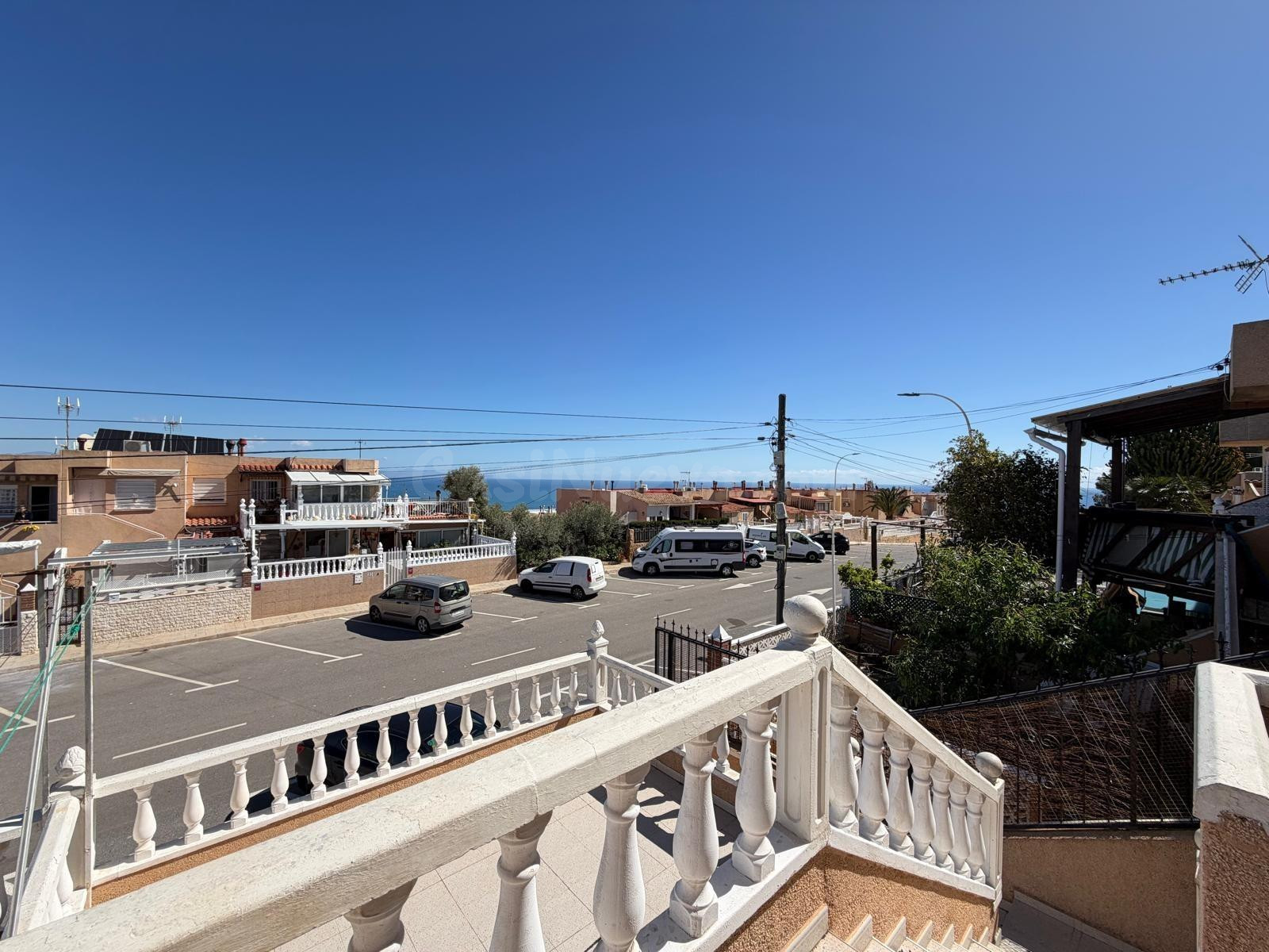 ADOSADO CON VISTAS PANORAMICAS AL MAR Y MONTAÑA CON GARAJE EN GRAN ALACANT (SANTA POLA) 3 DORM. 2 BAÑOS. SUPERFICIE 78 M2.