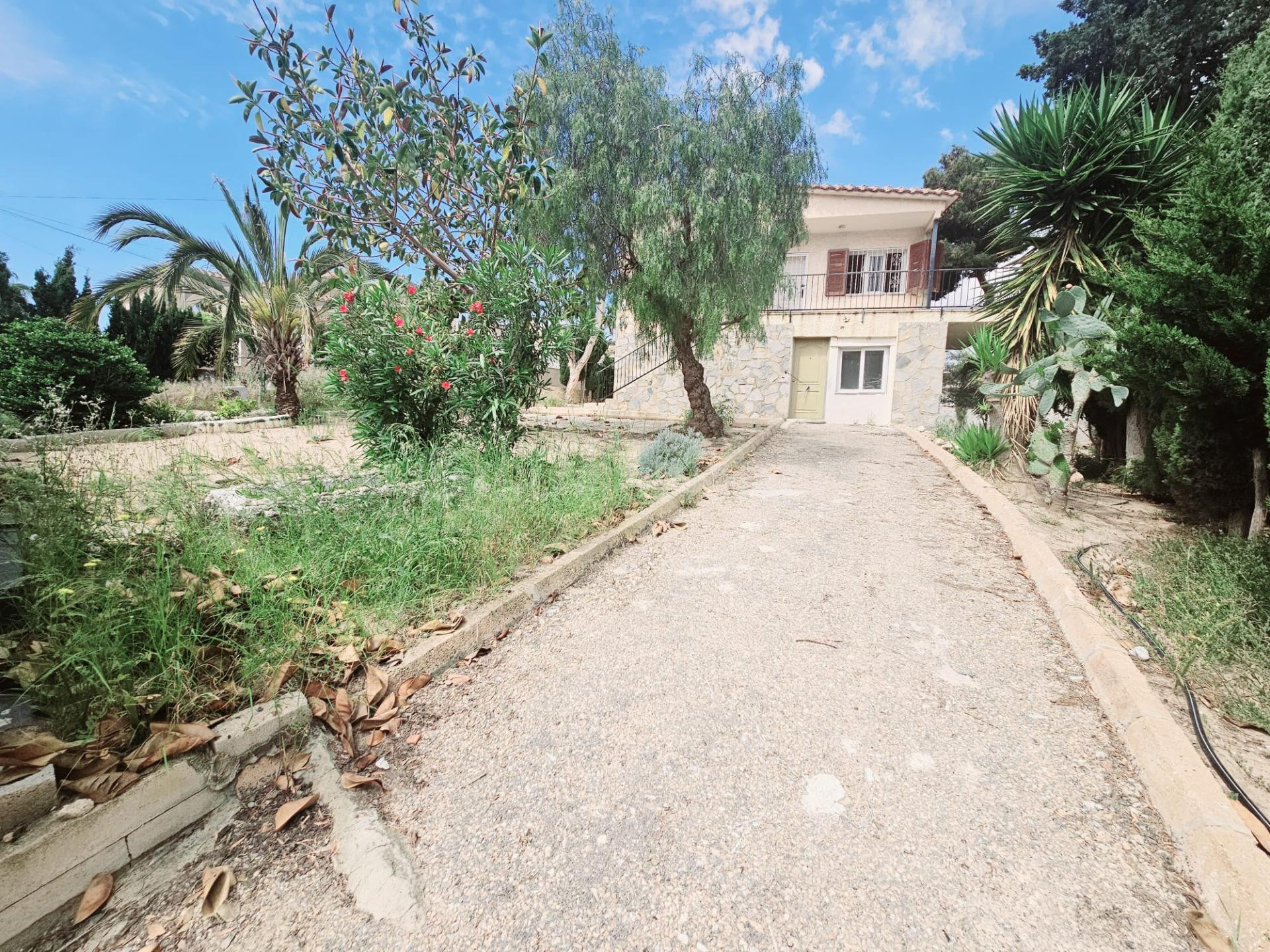 CHALET PARA REFORMAR EN LOS BALCONES CON DOS PLANTAS CON 830 M2 DE PARCELA. 4 DORM. 2 BAÑOS.