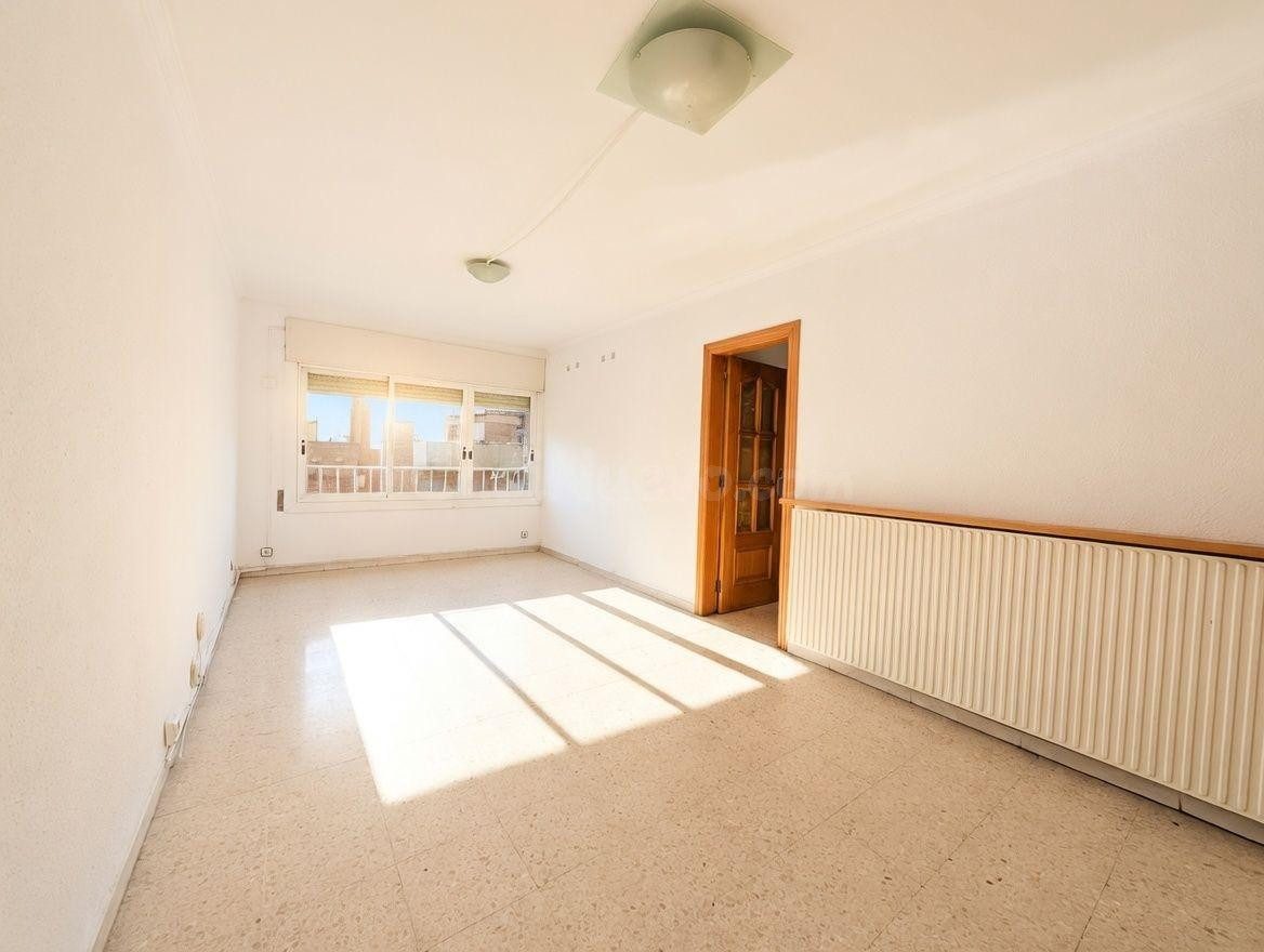 Exclusivo piso exterior con 4 habitaciones, calefacción y pa