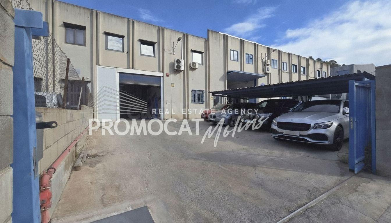 Espectacular Nave Industrial de 789 m2 con Patio de 300 m2 en El Papiol (C/ Indústria)
