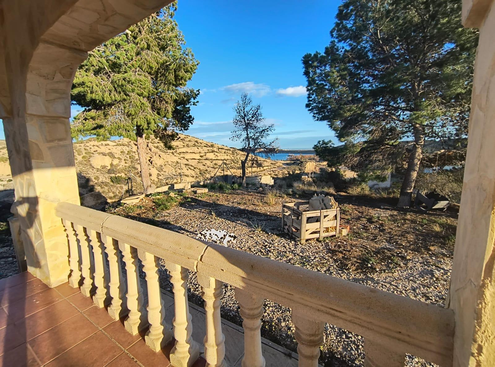 CHALET CON PISCINA EN CREVILLENTE