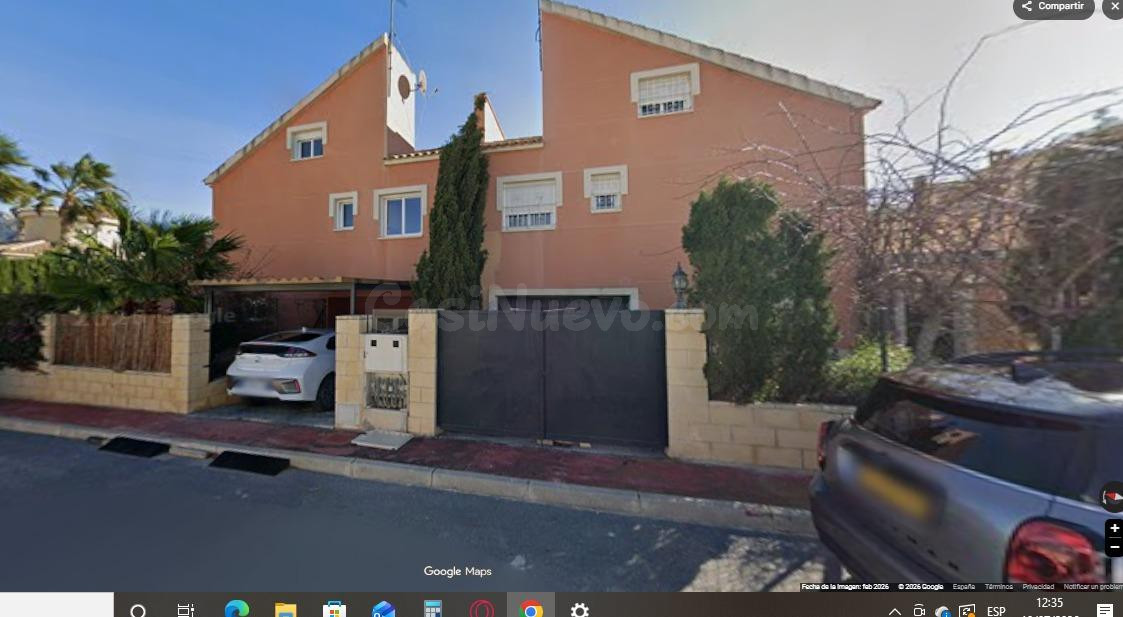 Amplio Adosado en Venta en Urbanización Valle Dorado - Busot, Alicante