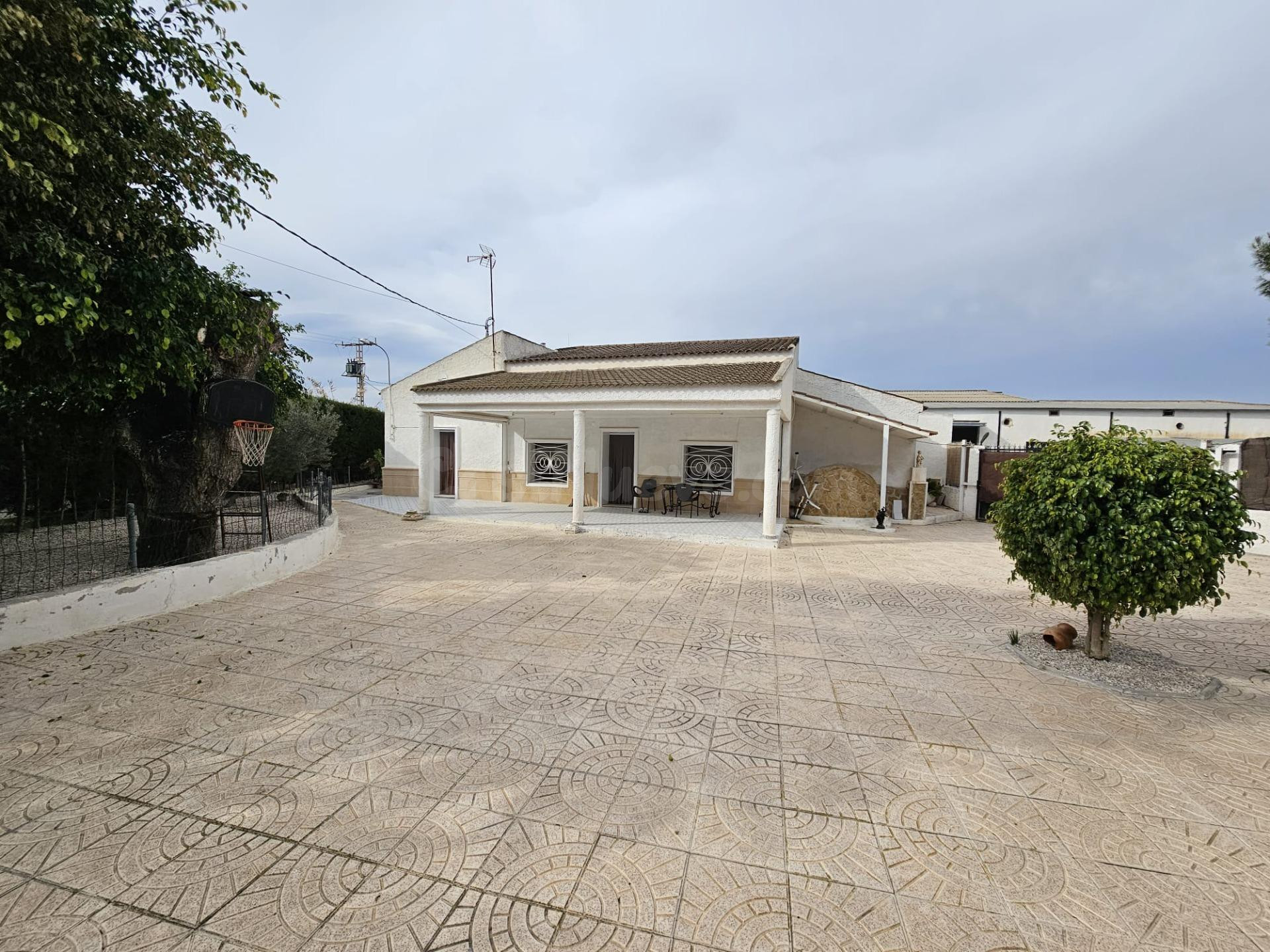 Amplia casa de campo con piscina, parcela y almacén