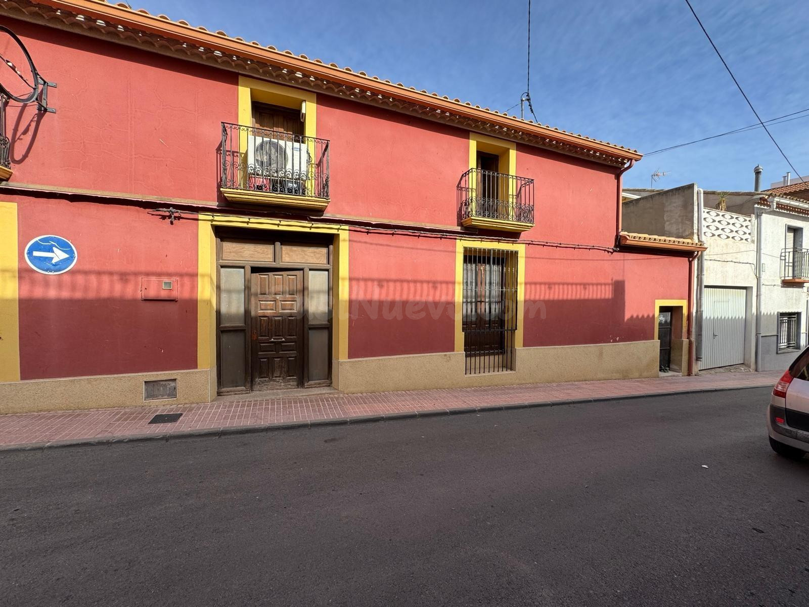 VIVIENDA PARA REFORMAR CON AMPLIAS POSIBILIDADES EN LOCALIDAD ACOGEDORA