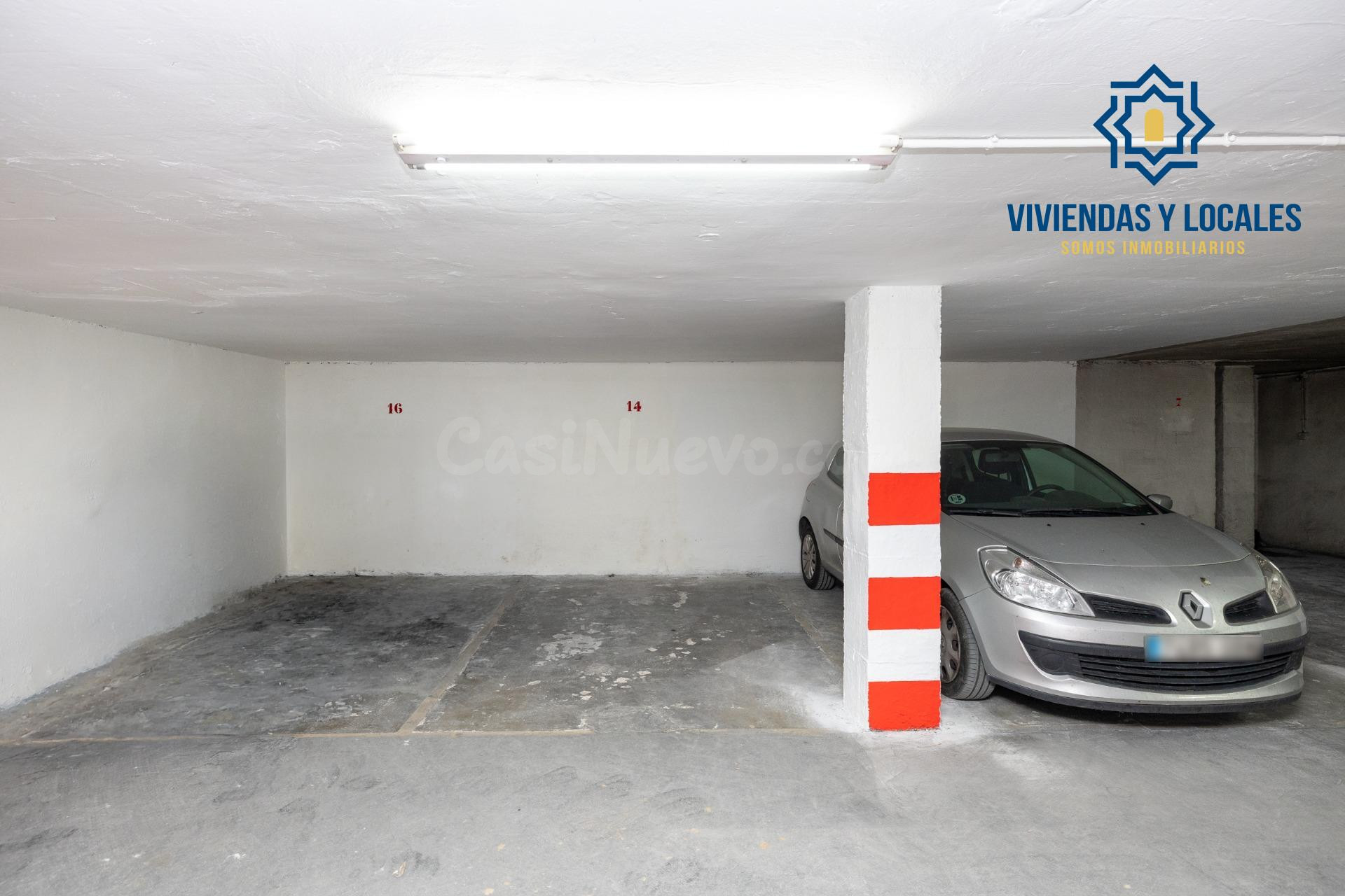 SE VENDEN DOS PLAZAS DE GARAJE PARA COCHE PEQUEÑO JUNTO PLAZA GRACIA Y RECOGIDAS