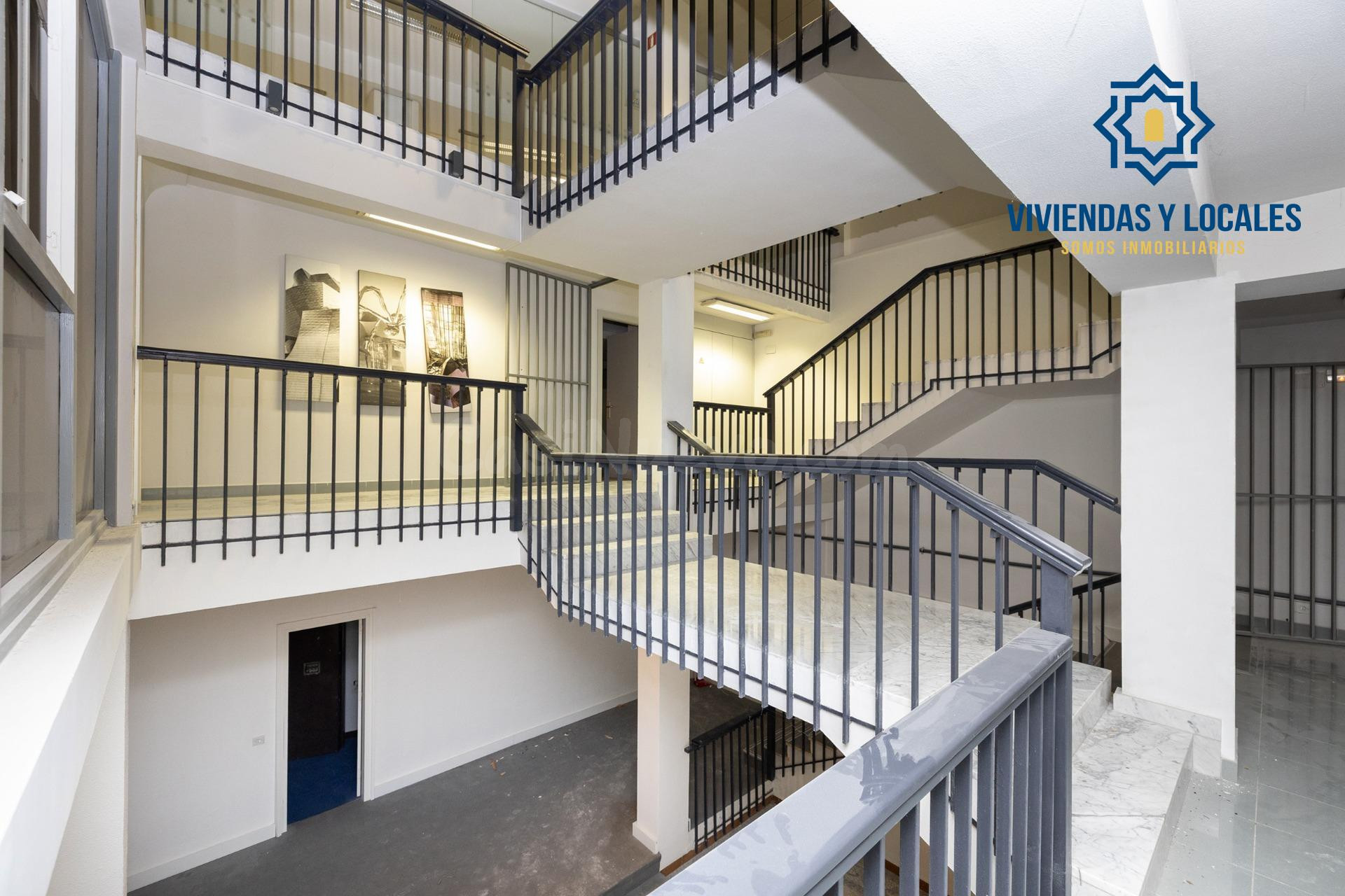 Local comercial con casi 1000 m2 en plena Gran via de Granada. Oportunidad única y exclusiva