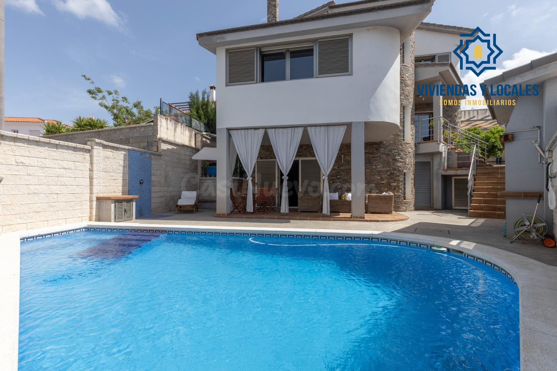 ¡ESPECTACULAR CHALET INDEPENDIENTE MODERNO CON PISCINA PRIVA