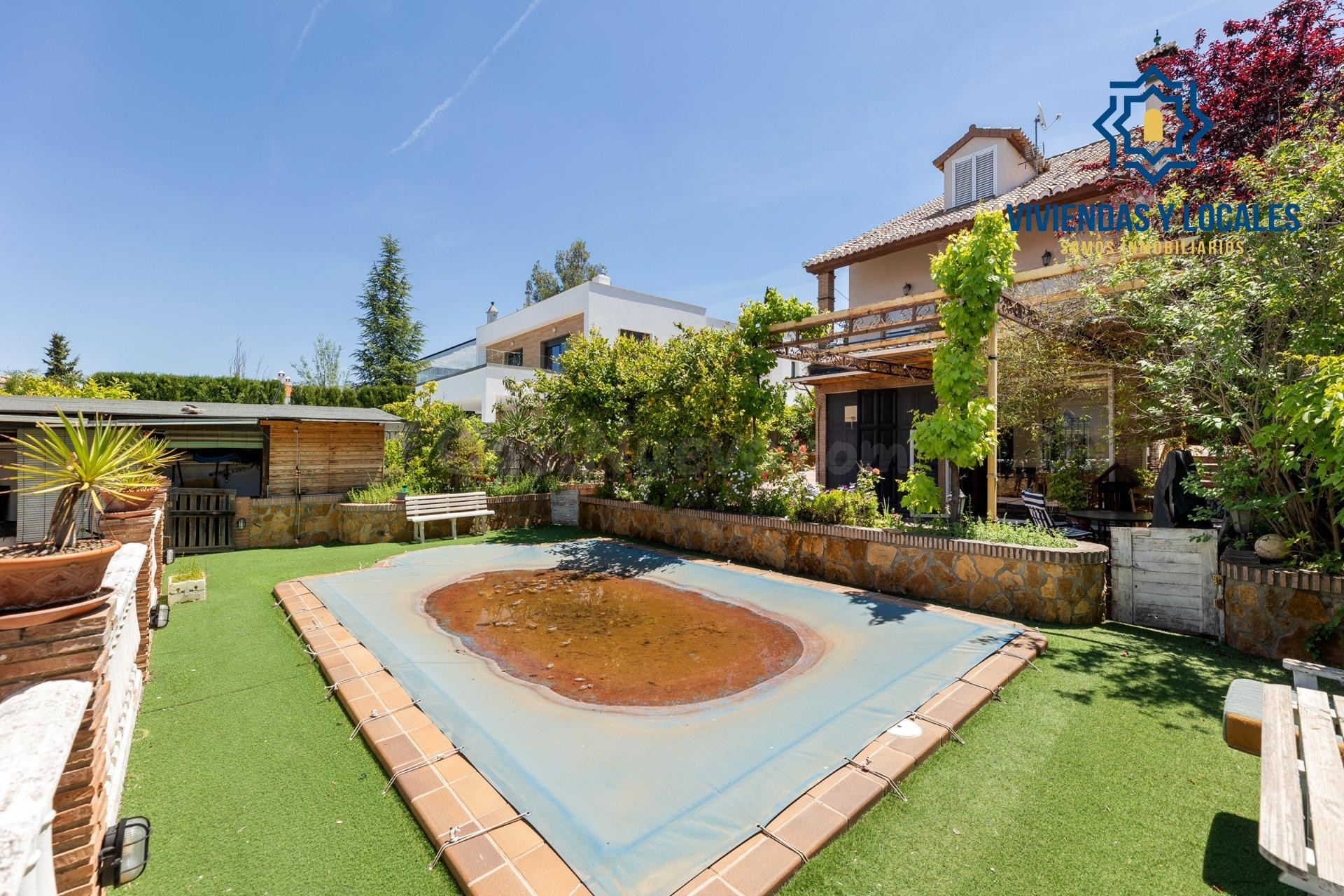 Chalet independiente con piscina privada en Barrio de Monachil – Vistas espectaculares y gran parcela.