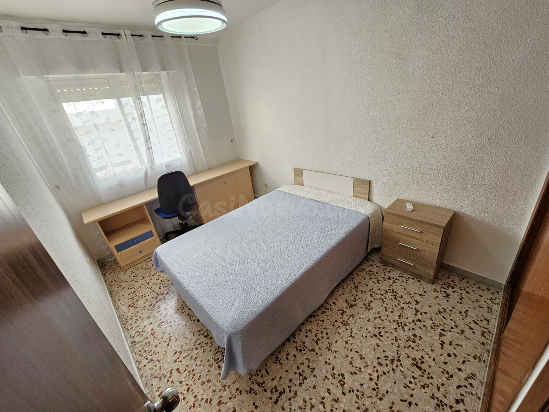 2  habitaciones DISPONIBLES! EXCLUSIVO PARA CHICAS ESTUDIANTES, DE 4 DORMITORIOS + 2 BAÑOS.