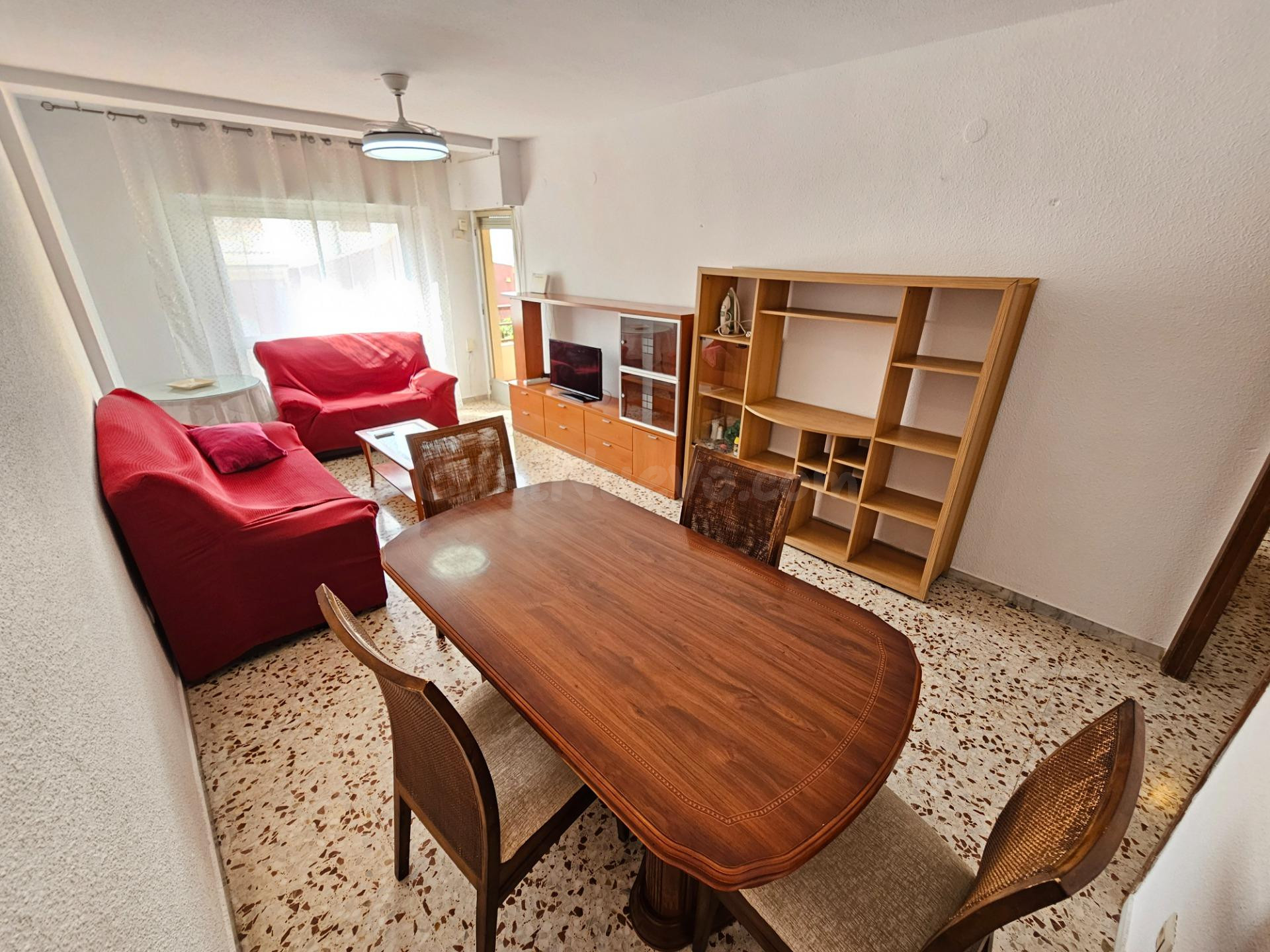 2  habitaciones DISPONIBLES! EXCLUSIVO PARA CHICAS ESTUDIANTES, DE 4 DORMITORIOS + 2 BAÑOS.