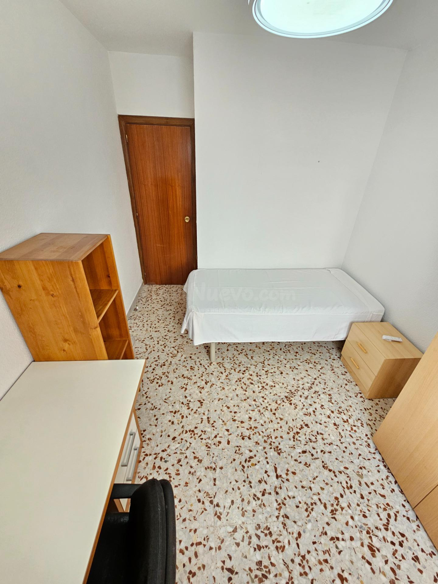 2  habitaciones DISPONIBLES! EXCLUSIVO PARA CHICAS ESTUDIANTES, DE 4 DORMITORIOS + 2 BAÑOS.
