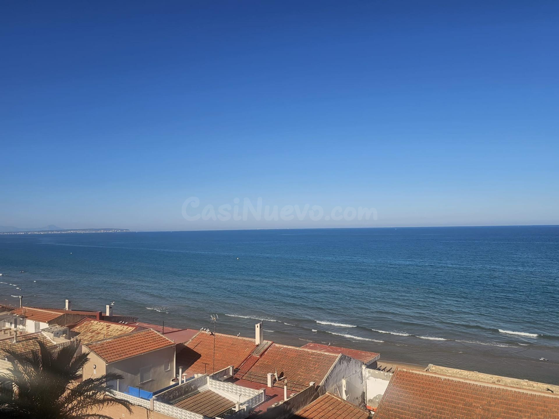 4 dormitorios, 3 baños, 2 garajes frente a la playa